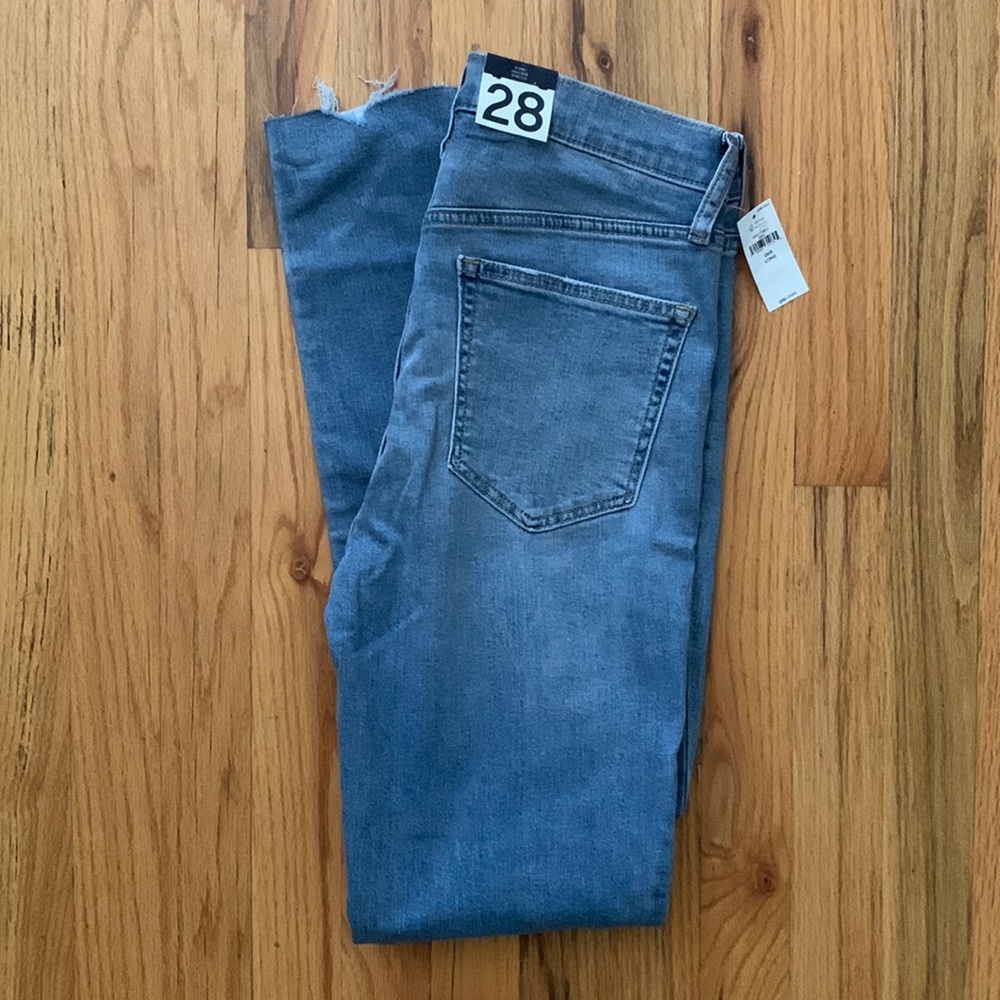NWT High Rise True Skinny Jeans. 28 Long